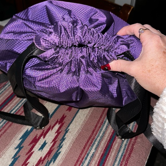 Medium sized purple drawstring sports bag / separate pocket for wet items - Picture 6 of 6